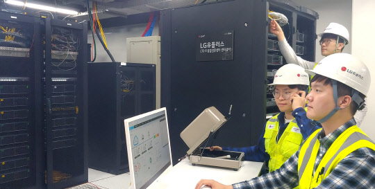 서울 마곡 LG사이언파크에서 LG유플러스 직원들이 센터 설비를 점검하고 았다. LG유플러스 제공